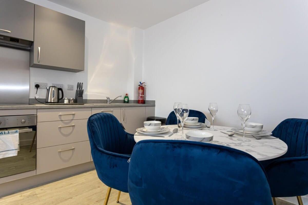 Modern 2 Bed Salford Apartment Stunning Views マンチェスター エクステリア 写真