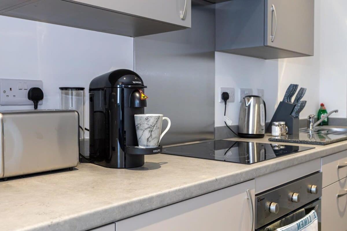Modern 2 Bed Salford Apartment Stunning Views マンチェスター エクステリア 写真