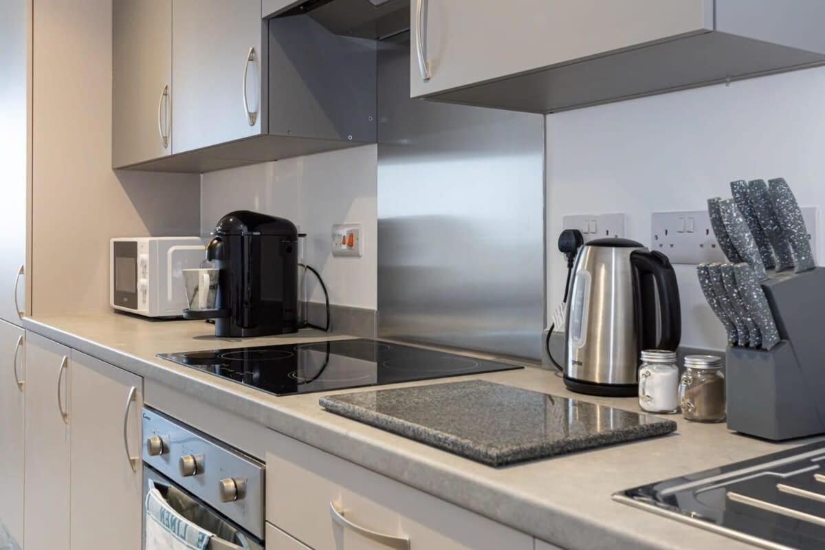 Modern 2 Bed Salford Apartment Stunning Views マンチェスター エクステリア 写真