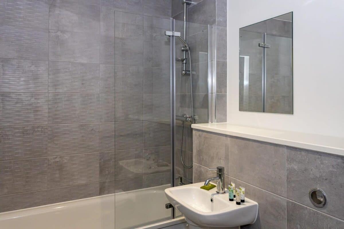 Modern 2 Bed Salford Apartment Stunning Views マンチェスター エクステリア 写真