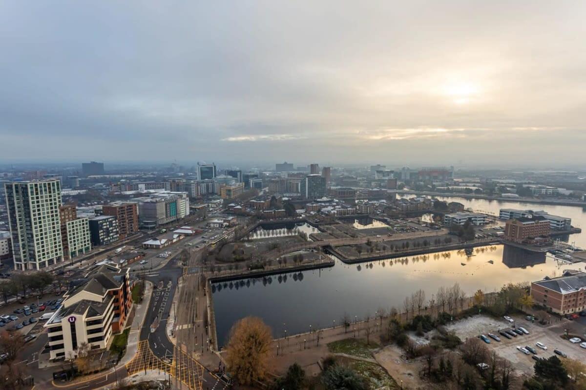 Modern 2 Bed Salford Apartment Stunning Views マンチェスター エクステリア 写真