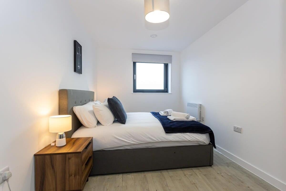 Modern 2 Bed Salford Apartment Stunning Views マンチェスター エクステリア 写真
