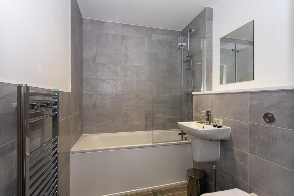 Modern 2 Bed Salford Apartment Stunning Views マンチェスター エクステリア 写真